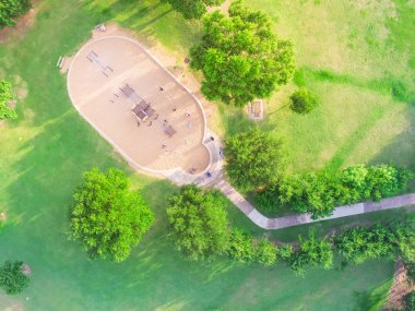 Houston, Texas Harwin Park'ta bir koca çocuk oyun bahçesi hava görünümünü. Slaytlar ve salıncaklar parkta yeşil ağaçlarıyla çevrili yükseltilmiş bir bakış. Çocuk açık oyun ve eğlence kavramı.