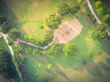 Houston, Texas Harwin Park'ta bir koca çocuk oyun bahçesi hava görünümünü. Slaytlar ve salıncaklar parkta yeşil ağaçlarıyla çevrili yükseltilmiş bir bakış. Çocuk açık oyun ve eğlence kavramı.