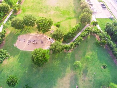 Havadan görünümü çocuklar Bahçesi ve Houston, Texas Harwin park park yerinde. Slaytlar ve salıncaklar parkta yeşil ağaçlarıyla çevrili yükseltilmiş bir bakış. Çocuk açık oyun ve eğlence kavramı.