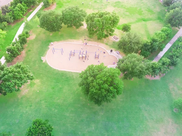 在得克萨斯州休斯顿 Harwin 公园的一个大孩子游戏游乐场的鸟瞰图 在公园四周绿树环绕的幻灯片和秋千的高视图 儿童户外游乐和娱乐概念 — 图库照片