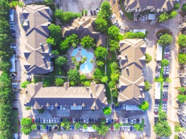 Tipik çok düzeyli apartmanın yeşil bahçe ve otoparklar Houston, Texas, otomobillerde satırlarının çevrili yüzme havuzu kompleksi hava görünümünü bize. Konut rekreasyon kavramı.
