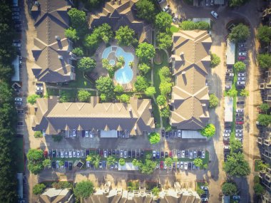 Tipik çok düzeyli apartmanın yeşil bahçe ve otoparklar Houston, Texas, otomobillerde satırlarının çevrili yüzme havuzu kompleksi hava görünümünü bize. Konut rekreasyon kavramı.