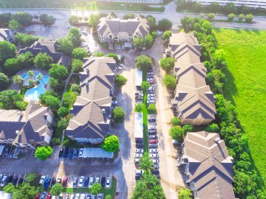 Tipik çok düzeyli daire bina kompleksinde yeşil bahçe ve Houston, Texas, boş yeşil çim çim çevrili yüzme havuzu ile dikey görünümünü bize. Konut rekreasyon kavramı