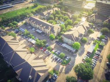 Tipik çok düzeyli daire bina kompleksinde yeşil bahçe ve Houston, Texas, boş yeşil çim çim çevrili yüzme havuzu ile dikey görünümünü bize. Konut rekreasyon kavramı