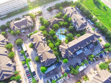 Tipik çok düzeyli daire bina kompleksinde yeşil bahçe ve Houston, Texas, boş yeşil çim çim çevrili yüzme havuzu ile dikey görünümünü bize. Konut rekreasyon kavramı