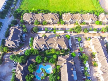 Tipik çok düzeyli daire bina kompleksinde yeşil bahçe ve Houston, Texas, boş yeşil çim çim çevrili yüzme havuzu ile dikey görünümünü bize. Konut rekreasyon kavramı
