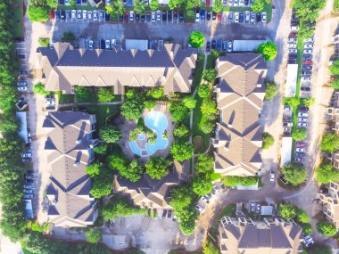 Tipik çok düzeyli apartmanın yeşil bahçe ve otoparklar Houston, Texas, otomobillerde satırlarının çevrili yüzme havuzu kompleksi hava görünümünü bize. Konut rekreasyon kavramı.
