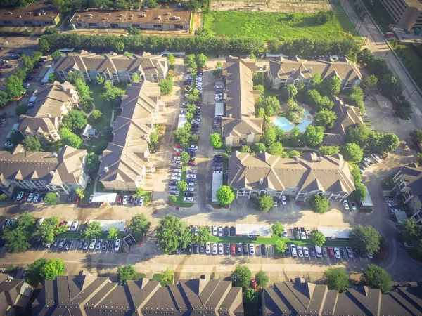 Vedere Aeriană Clădirii Tipice Apartamente Mai Multe Niveluri Piscină Înconjurată — Fotografie, imagine de stoc