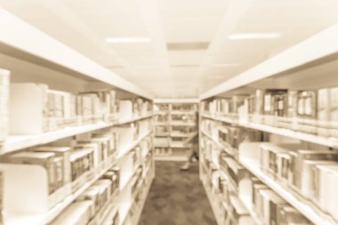 Halk Kütüphanesi iç arka plan bulanık. Bir kız öğrencinin bookshelf koridorları satır ders kitapları, edebiyat dolu yürüyorduk. Oturma alanı ve sol tarafta okumak için Fakülte.