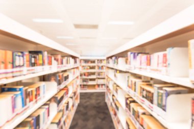 Modern kamu Asya Kütüphane iç bookshelf koridor ders kitapları, edebiyat, tez, dergiler tam ile arka plan bulanık. Kendi kendine çalışma, eğitim kavramı ve arka plan. Hareket bulanıklığı.