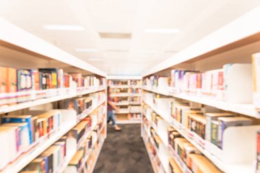 Halk Kütüphanesi iç arka plan bulanık. Bir kız öğrencinin bookshelf koridorları satır ders kitapları, edebiyat dolu yürüyorduk. Oturma alanı ve sol tarafta okumak için Fakülte.