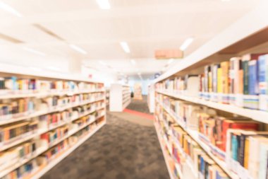 Modern kamu Asya Kütüphane iç bookshelf koridor ders kitapları, edebiyat, tez, dergiler tam ile arka plan bulanık. Kendi kendine çalışma, eğitim kavramı ve arka plan. Hareket bulanıklığı.