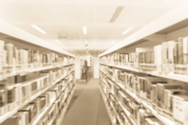 Halk Kütüphanesi iç bookshelf koridor ders kitapları, edebiyat ve dergi dolu ile arka plan bulanık. Kız öğrenci kitap kitaplığımdan seçmektir. Kendi kendine çalışma eğitim kavramı.
