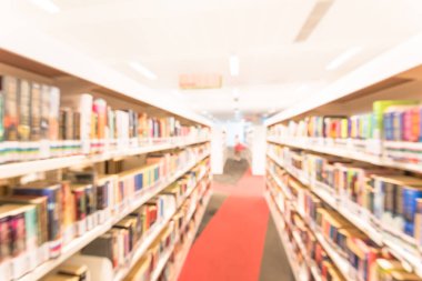 Halk Kütüphanesi iç bookshelf koridor ders kitapları, edebiyat ve dergi dolu ile arka plan bulanık. Kız öğrenci kitap kitaplığımdan seçmektir. Kendi kendine çalışma eğitim kavramı.
