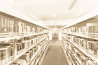 Halk Kütüphanesi iç bookshelf koridor ders kitapları, edebiyat ve dergi dolu ile arka plan bulanık. Kız öğrenci kitap kitaplığımdan seçmektir. Kendi kendine çalışma eğitim kavramı.