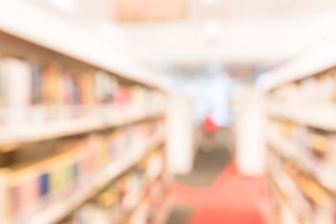 Halk Kütüphanesi iç bookshelf koridor ders kitapları, edebiyat ve dergi dolu ile arka plan bulanık. Kız öğrenci kitap kitaplığımdan seçmektir. Kendi kendine çalışma eğitim kavramı.