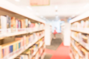 Halk Kütüphanesi iç bookshelf koridor ders kitapları, edebiyat ve dergi dolu ile arka plan bulanık. Kız öğrenci kitap kitaplığımdan seçmektir. Kendi kendine çalışma eğitim kavramı.