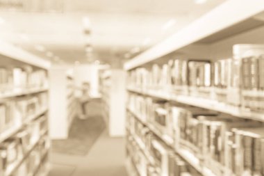 Halk Kütüphanesi iç bookshelf koridor ders kitapları, edebiyat ve dergi dolu ile arka plan bulanık. Kız öğrenci kitap kitaplığımdan seçmektir. Kendi kendine çalışma eğitim kavramı.