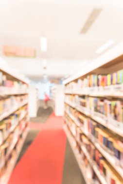Halk Kütüphanesi iç bookshelf koridor ders kitapları, edebiyat ve dergi dolu ile arka plan bulanık. Kız öğrenci kitap kitaplığımdan seçmektir. Kendi kendine çalışma eğitim kavramı.