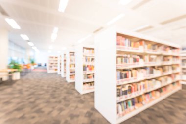 Halk Kütüphanesi iç bookshelf koridor ders kitapları, edebiyat ve öğrenciler, fakülte okumak için için oturma ile arka plan bulanık. Kendi kendine çalışma, eğitim kavramı/arka plan.