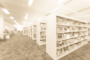 Halk Kütüphanesi iç bookshelf koridor ders kitapları, edebiyat ve öğrenciler, fakülte okumak için için oturma ile arka plan bulanık. Kendi kendine çalışma, eğitim kavramı/arka plan.