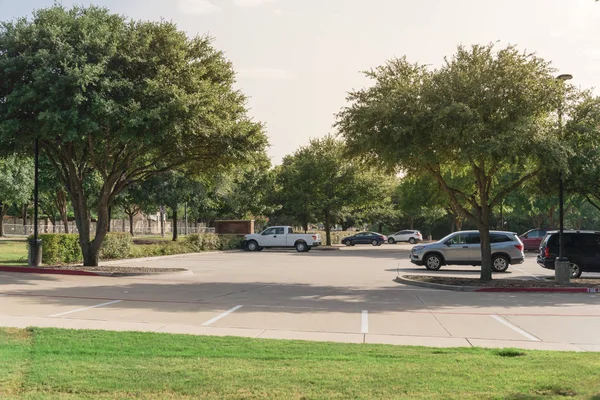 Coches Aparcados Bajo Sombra Árbol Gran Aparcamiento Público Coppell Texas — Foto de Stock