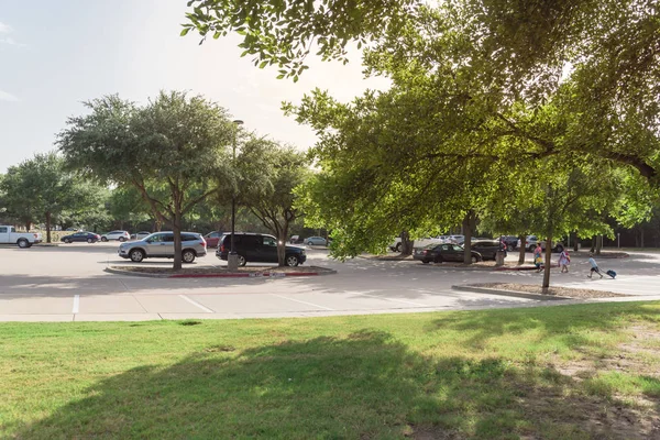Auto Geparkeerd Schaduw Van Boom Ruime Openbare Parking Coppell Texas — Stockfoto