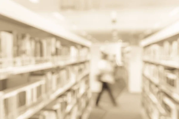 Halk Kütüphanesi Arka Plan Bulanık Bir Kız Öğrencinin Bookshelf Koridorları — Stok fotoğraf