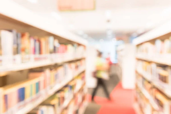 Halk Kütüphanesi Arka Plan Bulanık Bir Kız Öğrencinin Bookshelf Koridorları — Stok fotoğraf