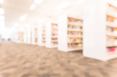Halk Kütüphanesi iç bookshelf koridor ders kitapları, edebiyat ve öğrenciler, fakülte okumak için için oturma ile arka plan bulanık. Kendi kendine çalışma, eğitim kavramı/arka plan.