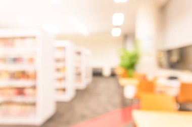 Halk Kütüphanesi iç bookshelf koridor ders kitapları, edebiyat ve öğrenciler, fakülte okumak için için oturma ile arka plan bulanık. Kendi kendine çalışma, eğitim kavramı/arka plan.