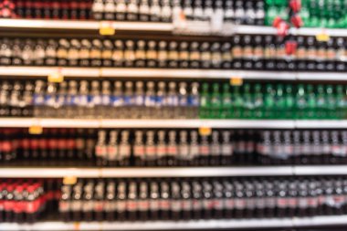 Bulanık görüntü alkolsüz içecekler Amerikan mağaza koridorda. Ekonomiklik, şekerli içecekler, çeşitli süpermarket raflarında ABD bulanık içki şişeleri görüntüsündeki büyüyen obezite sorununa katkıda