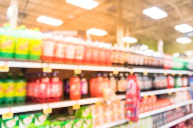 Bulanık görüntü alkolsüz içecekler Amerikan mağaza koridorda. Ekonomiklik, şekerli içecekler, çeşitli süpermarket raflarında ABD bulanık içki şişeleri görüntüsündeki büyüyen obezite sorununa katkıda