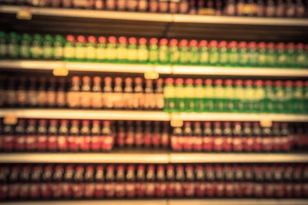 アメリカの店でビンテージのぼやけた画像ソフトド リンク通路 手頃な価格 ディスプレイ上の米国ファジィの酒瓶に成長している肥満の問題に貢献する様々 な甘いドリンク — ストック写真