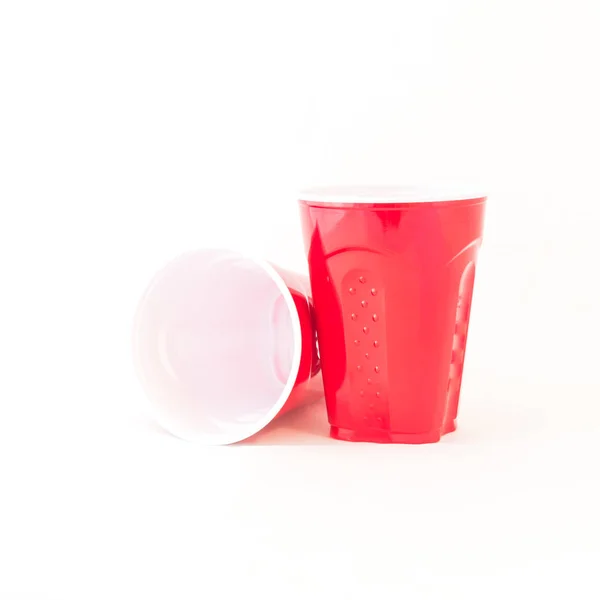 Close Zwei Rote Party Tassen Isoliert Auf Weißem Hintergrund Studio — Stockfoto