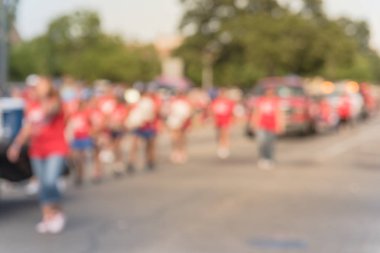 Soyut Temmuz'u geçit kutlama Irving, Texas, ABD bulanık. Sakinleri gruplarında, yürüyüş yüzen araç dekorasyon zevk ve aileniz ve arkadaşlarınızla ulus kurucu kutlamak