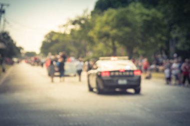 Hareket Temmuz'u geçit kutlama Irving, Texas, ABD bulanık. Sakinleri gruplarında, yürüyüş yüzen araç dekorasyon zevk ve kurucu, polis araba destek güvenlik ulus kutlamak