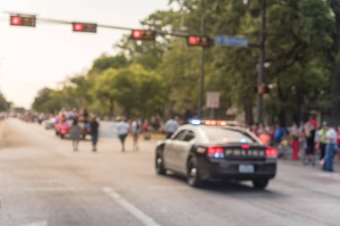 Hareket Temmuz'u geçit kutlama Irving, Texas, ABD bulanık. Sakinleri gruplarında, yürüyüş yüzen araç dekorasyon zevk ve kurucu, polis araba destek güvenlik ulus kutlamak