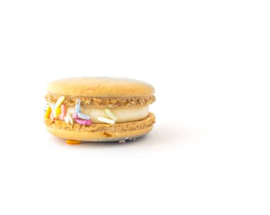 Beyaz arka plan üzerinde izole Doğum günü acıbadem kurabiyesi. Stüdyo lezzetli ve renkli Fransız acıbadem kurabiyesi vurdu. Tatlı Yemek Tatlilar, incelik, renkli kurabiye, en az kavramı pastel renkler