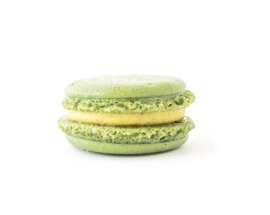 Beyaz arka plan üzerinde izole fıstık acıbadem kurabiyesi. Stüdyo lezzetli ve renkli Fransız acıbadem kurabiyesi vurdu. Tatlı Yemek Tatlilar, incelik, renkli kurabiye, en az kavramı pastel renkler