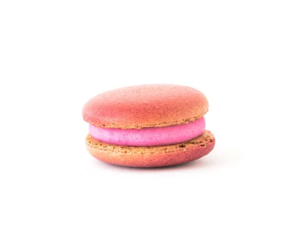 红色天鹅绒玛卡龙在白色背景上被隔离 工作室拍摄美味和丰富多彩的法国玛卡龙 柔和的颜色甜点 五颜六色的曲奇饼 极小的概念 — 图库照片