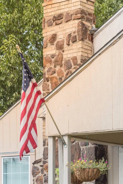 Вход Парадное Крыльцо Типичного Одноэтажного Дома Гордостью Демонстрирующего Американский Флаг — стоковое фото