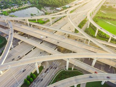 Havadan görünümü büyük otoyol kavşağı, yığın değişimi ile yükseltilmiş yol Kavşağı Üstgeçit, Houston, Texas geç öğleden sonra. Bu beş düzeyli Otoban kavşağı taşımak ağır acele saat trafik.