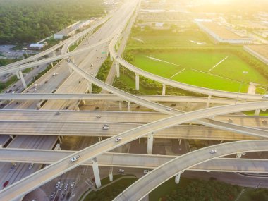 Havadan görünümü büyük otoyol kavşağı, yığın değişimi ile yükseltilmiş yol Kavşağı Üstgeçit, Houston, Texas geç öğleden sonra. Bu beş düzeyli Otoban kavşağı taşımak ağır acele saat trafik.