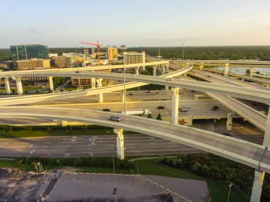 Havadan görünümü büyük otoyol kavşağı, yığın değişimi ile yükseltilmiş yol Kavşağı Üstgeçit, Houston, Texas geç öğleden sonra. Bu beş düzeyli Otoban kavşağı taşımak ağır acele saat trafik.