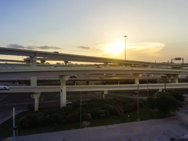 Havadan görünümü büyük otoyol kavşağı, yığın değişimi ile yükseltilmiş yol Kavşağı Üstgeçit, Houston, Texas geç öğleden sonra. Bu beş düzeyli Otoban kavşağı taşımak ağır acele saat trafik.