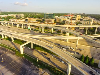 Havadan görünümü büyük otoyol kavşağı, yığın değişimi ile yükseltilmiş yol Kavşağı Üstgeçit, Houston, Texas geç öğleden sonra. Bu beş düzeyli Otoban kavşağı taşımak ağır acele saat trafik.