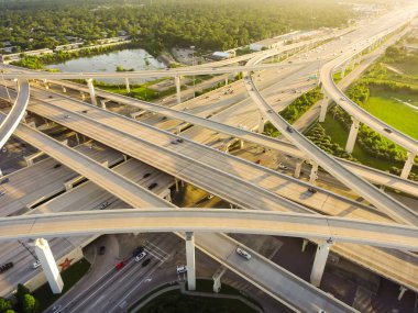 Havadan görünümü büyük otoyol kavşağı, yığın değişimi ile yükseltilmiş yol Kavşağı Üstgeçit, Houston, Texas geç öğleden sonra. Bu beş düzeyli Otoban kavşağı taşımak ağır acele saat trafik.