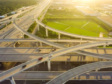 Havadan görünümü büyük otoyol kavşağı, yığın değişimi ile yükseltilmiş yol Kavşağı Üstgeçit, Houston, Texas geç öğleden sonra. Bu beş düzeyli Otoban kavşağı taşımak ağır acele saat trafik.