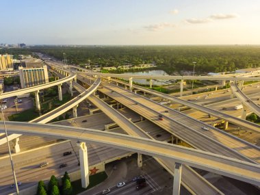 Havadan görünümü büyük otoyol kavşağı, yığın değişimi ile yükseltilmiş yol Kavşağı Üstgeçit, Houston, Texas geç öğleden sonra. Bu beş düzeyli Otoban kavşağı taşımak ağır acele saat trafik.